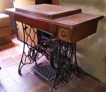 Mueble para guardar maquina de coser 1